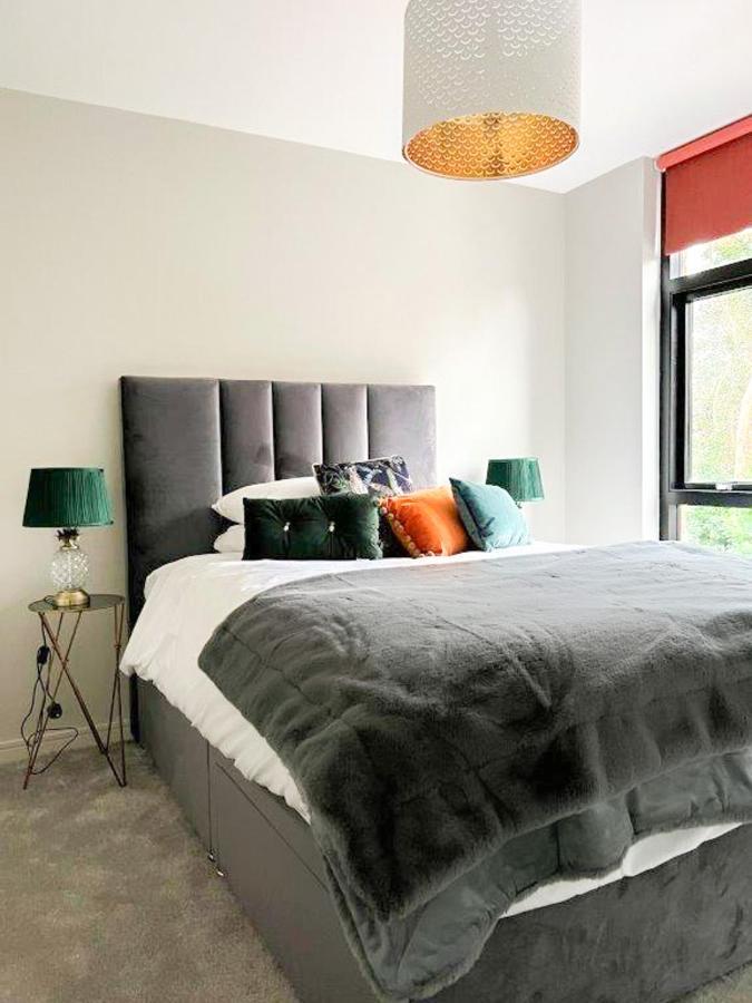 Modern Luxurious Apartment W/ Patio Balcony & View Jordanstown Dış mekan fotoğraf